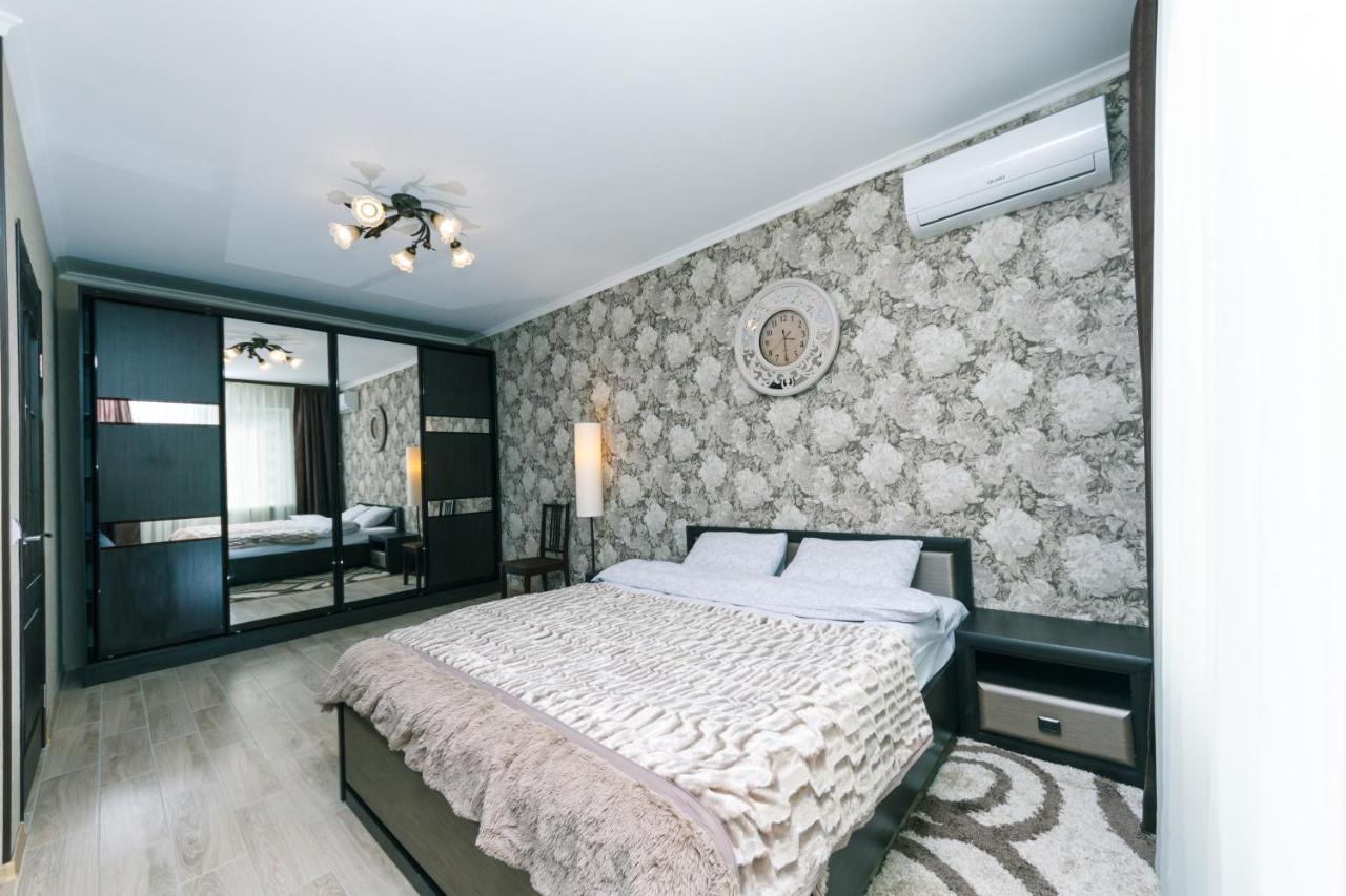 Poznyaky Apartments Patriotika Kiev Ngoại thất bức ảnh